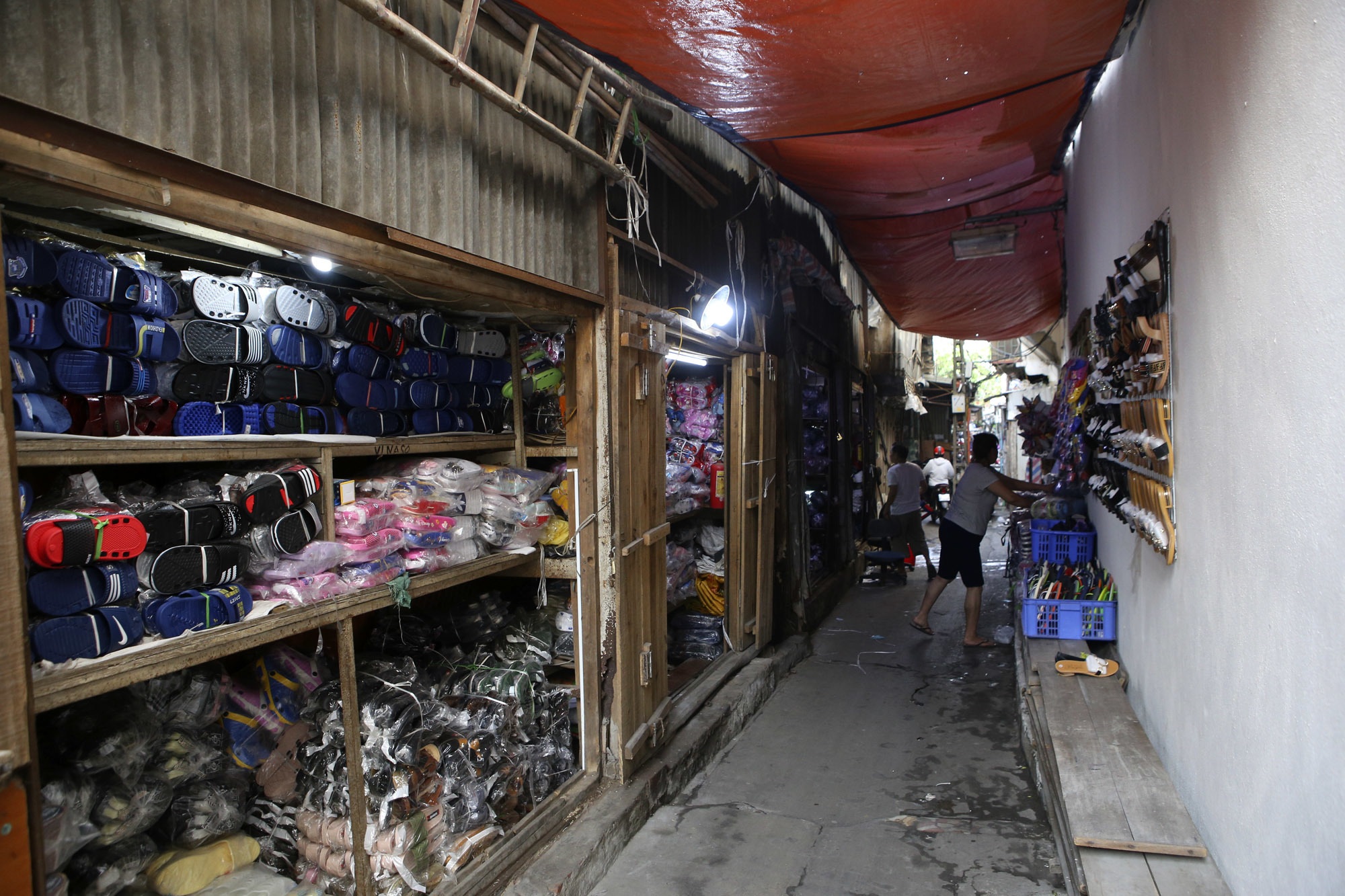 Nhịp sống sôi động trong ngõ siêu nhỏ ở phố cổ Hà Nội - 14 Nhịp sống sôi động trong ngõ siêu nhỏ ở phố cổ Hà Nội - 14