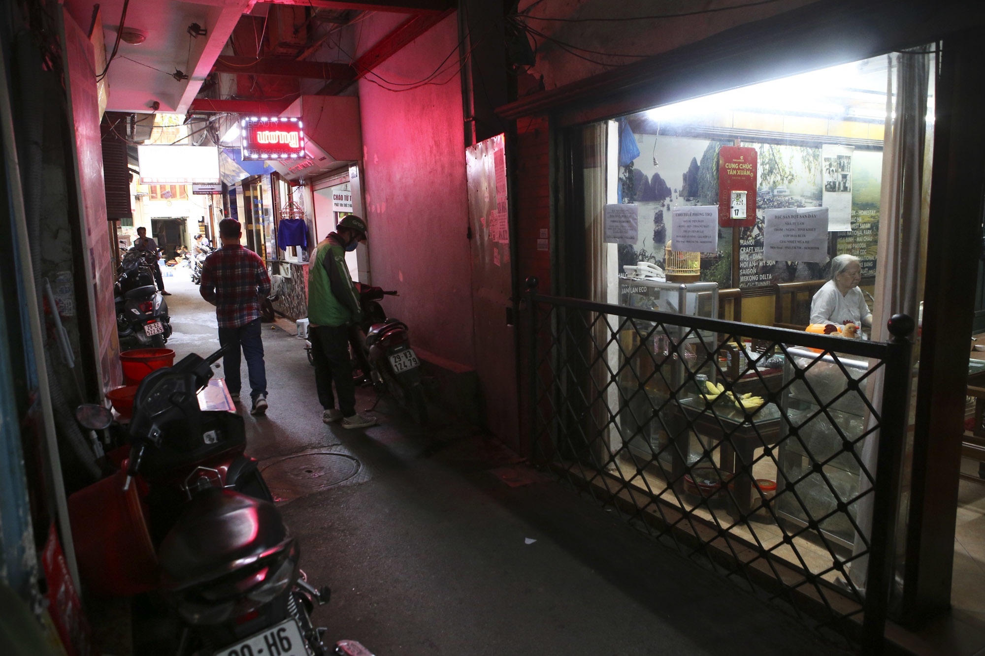 Nhịp sống sôi động trong ngõ siêu nhỏ ở phố cổ Hà Nội - 3 Nhịp sống sôi động trong ngõ siêu nhỏ ở phố cổ Hà Nội - 3