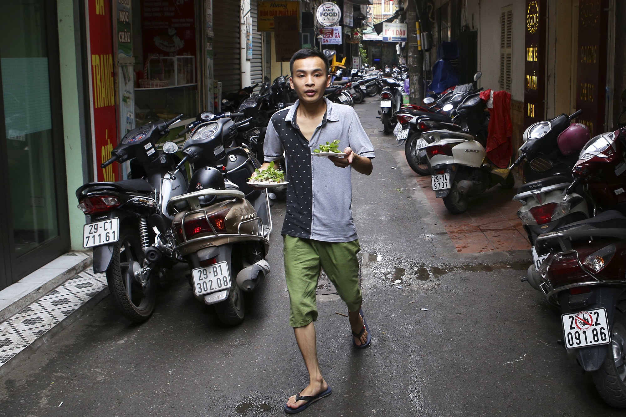 Nhịp sống sôi động trong ngõ siêu nhỏ ở phố cổ Hà Nội - 9 Nhịp sống sôi động trong ngõ siêu nhỏ ở phố cổ Hà Nội - 9