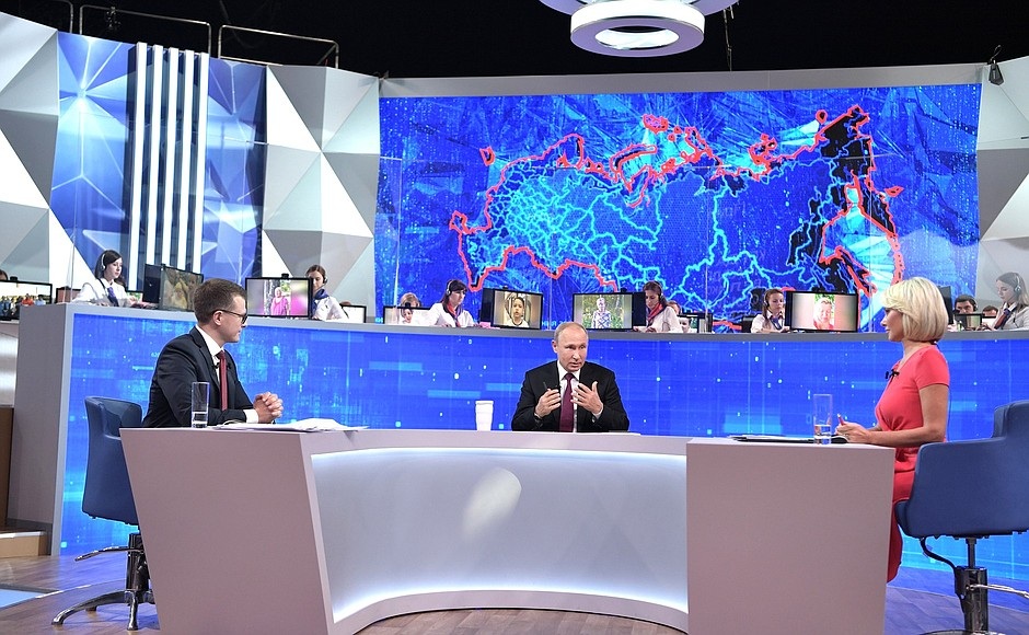 Những khoảnh khắc hài hước của ông Putin khi đối thoại 4 giờ với người Nga