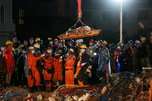 Thủ tướng Campuchia thị sát hiện trường vụ sập nhà, số người chết tăng lên 24