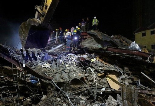 Thủ tướng Campuchia thị sát hiện trường vụ sập nhà, số người chết tăng lên 24