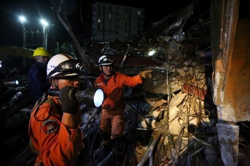 Thủ tướng Campuchia thị sát hiện trường vụ sập nhà, số người chết tăng lên 24