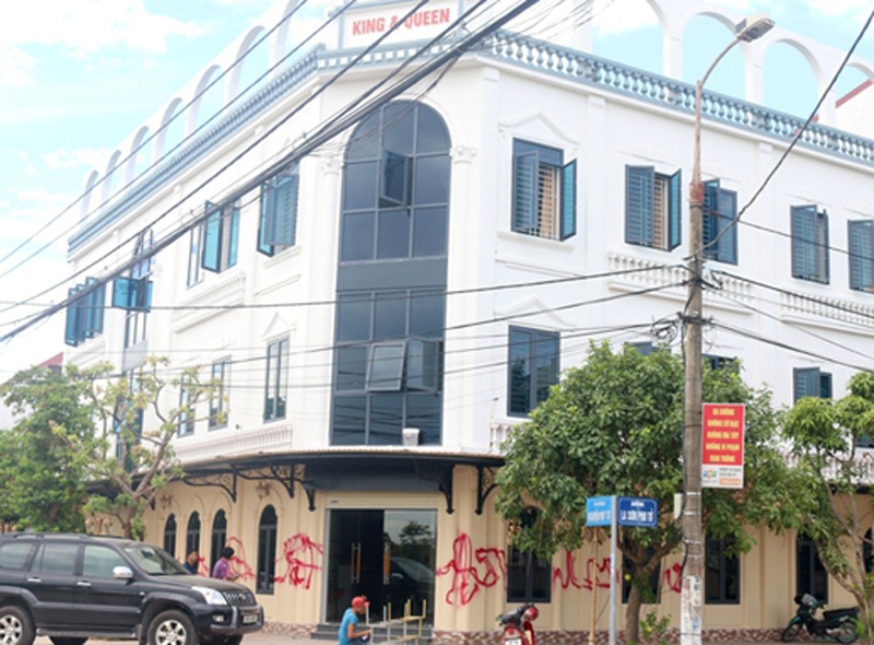 Nhà hàng bề thế chuẩn bị khai trương bị kẻ xấu xịt sơn bẩn - 1 Nhà hàng bề thế chuẩn bị khai trương bị kẻ xấu xịt sơn bẩn - 1