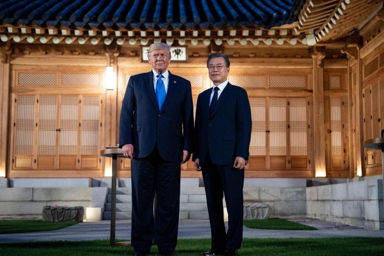 Ái nữ nhà Trump phấn khích khi gặp nhóm nhạc thần tượng Hàn Quốc