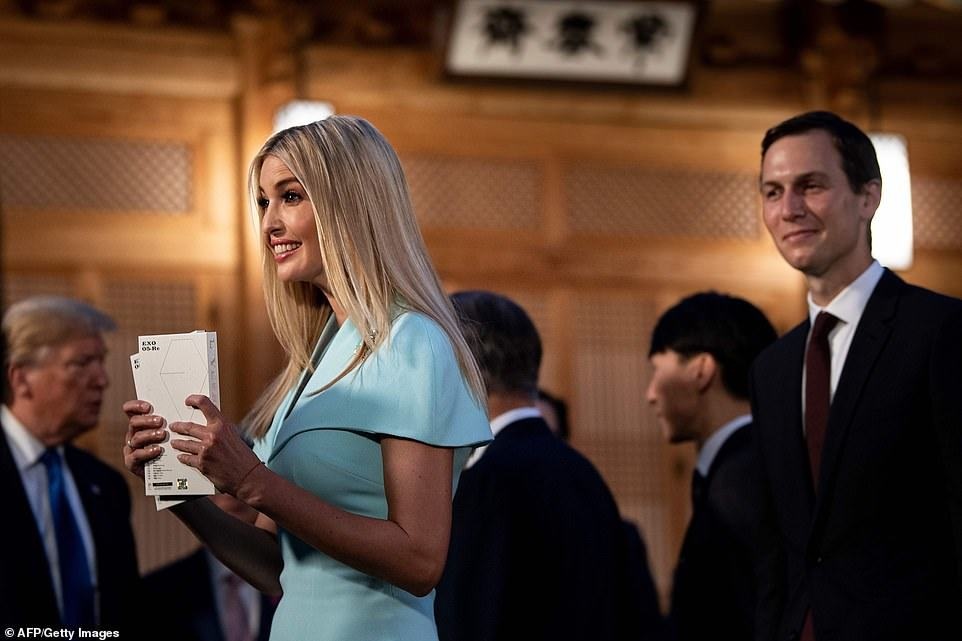 Ái nữ nhà Trump phấn khích khi gặp nhóm nhạc thần tượng Hàn Quốc