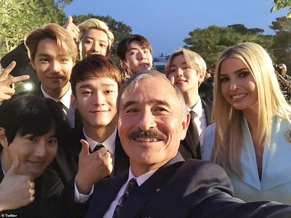 Ái nữ nhà Trump phấn khích khi gặp nhóm nhạc thần tượng Hàn Quốc