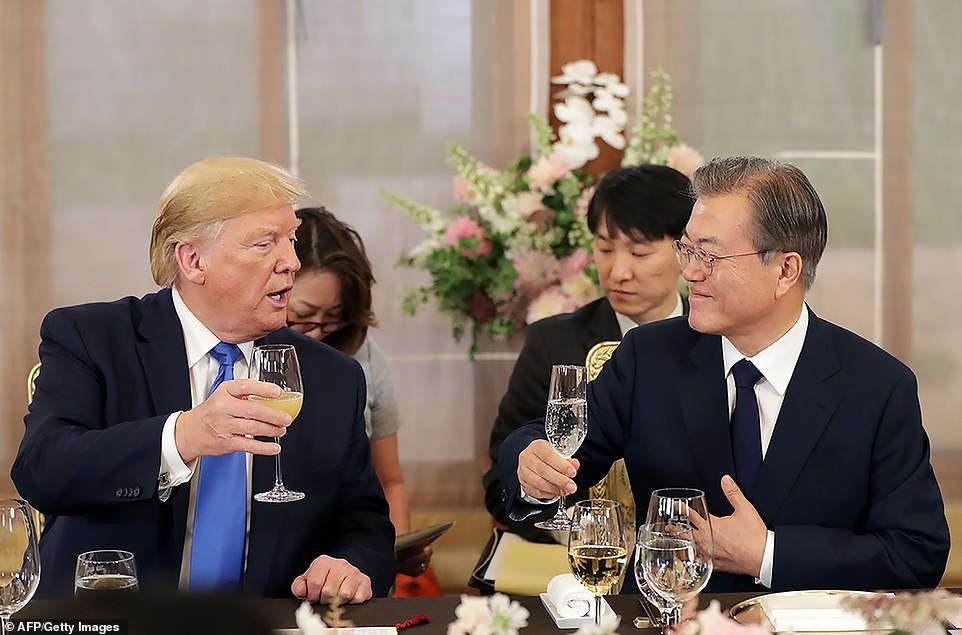 Ái nữ nhà Trump phấn khích khi gặp nhóm nhạc thần tượng Hàn Quốc