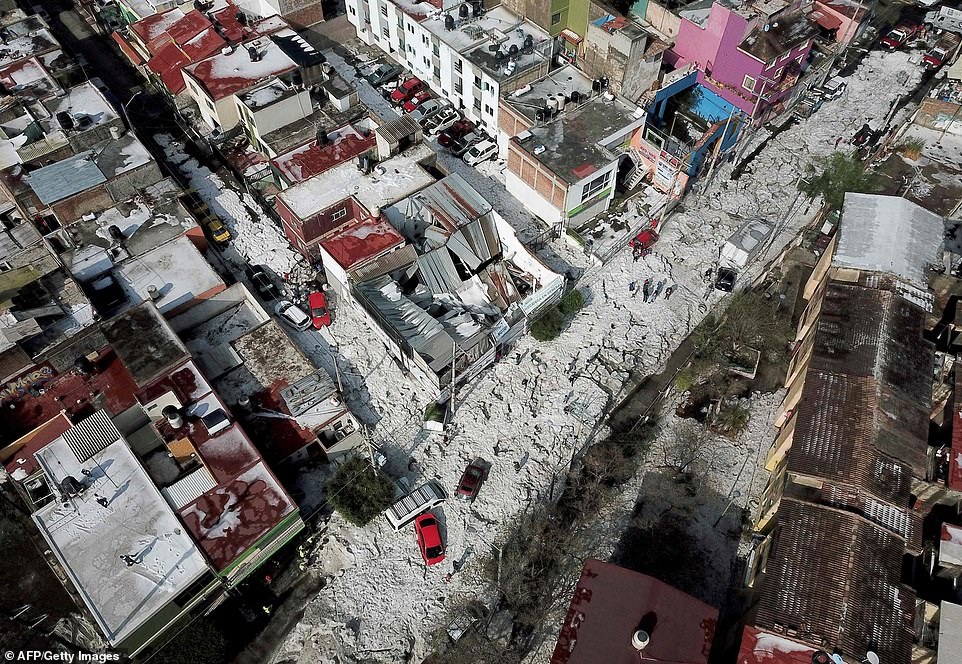 Hy hữu thành phố Mexico hóa sông băng sau trận mưa đá