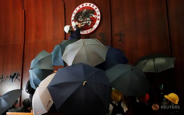 Người biểu tình đập phá tòa nhà cơ quan lập pháp Hong Kong