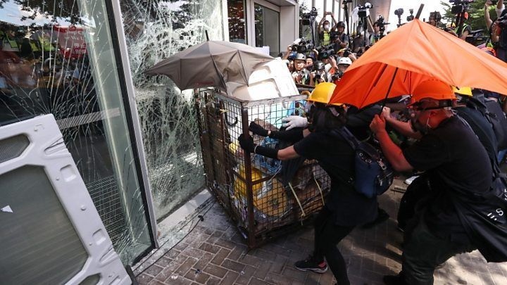 Người biểu tình đập phá tòa nhà cơ quan lập pháp Hong Kong