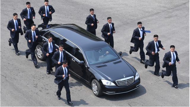 Đội cận vệ chạy theo xe ông Kim Jong-un có thể lấy cảm hứng từ phim Hollywood