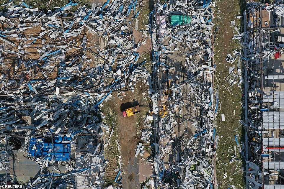 Thành phố Trung Quốc đổ nát như “ngày tận thế” sau khi vòi rồng càn quét