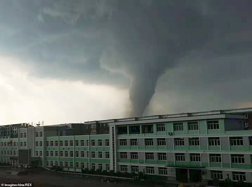 Thành phố Trung Quốc đổ nát như “ngày tận thế” sau khi vòi rồng càn quét