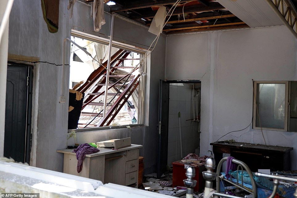 Thành phố Trung Quốc đổ nát như “ngày tận thế” sau khi vòi rồng càn quét