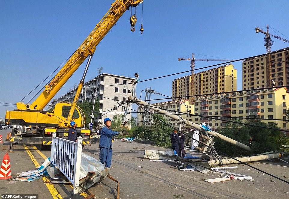 Thành phố Trung Quốc đổ nát như “ngày tận thế” sau khi vòi rồng càn quét