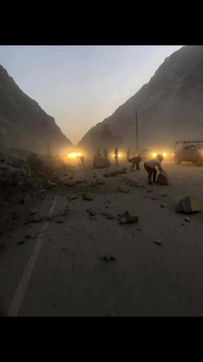 Nữ MC vội nấp xuống gầm bàn khi động đất 7,1 độ richter rung chuyển California