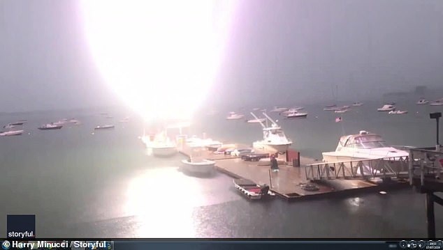 Video thuyền buồm nổ như bom khi bị sét đánh tại Mỹ