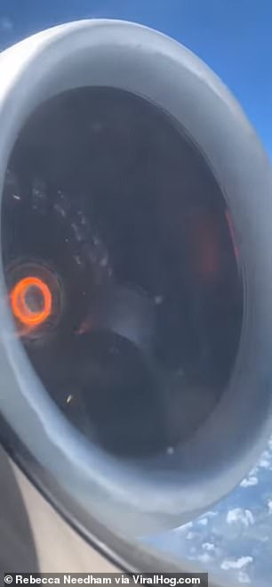 "Thót tim" cảnh bộ phận máy bay Mỹ chở 154 người như sắp “rụng” khỏi động cơ