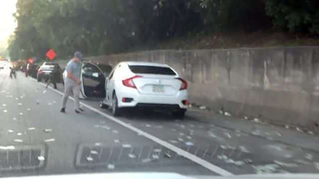 175.000 USD rơi như "mưa" trên cao tốc Mỹ, người dân tranh nhau hôi của