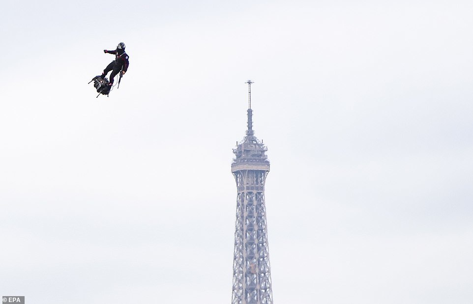 Độc đáo màn trình diễn “lính bay” trong diễu binh quốc khánh Pháp