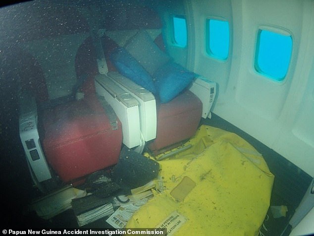 Video máy bay Boeing chở 47 người lao xuống Thái Bình Dương