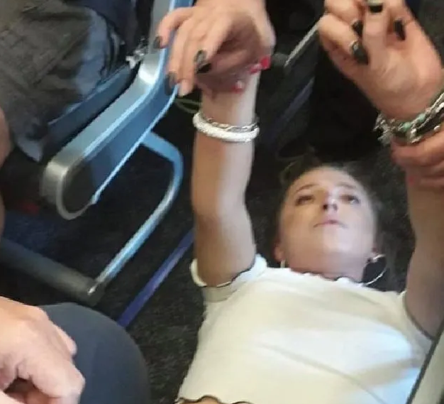 Dọa giết cả máy bay, nữ hành khách bị phạt 105.000 USD và cấm bay trọn đời