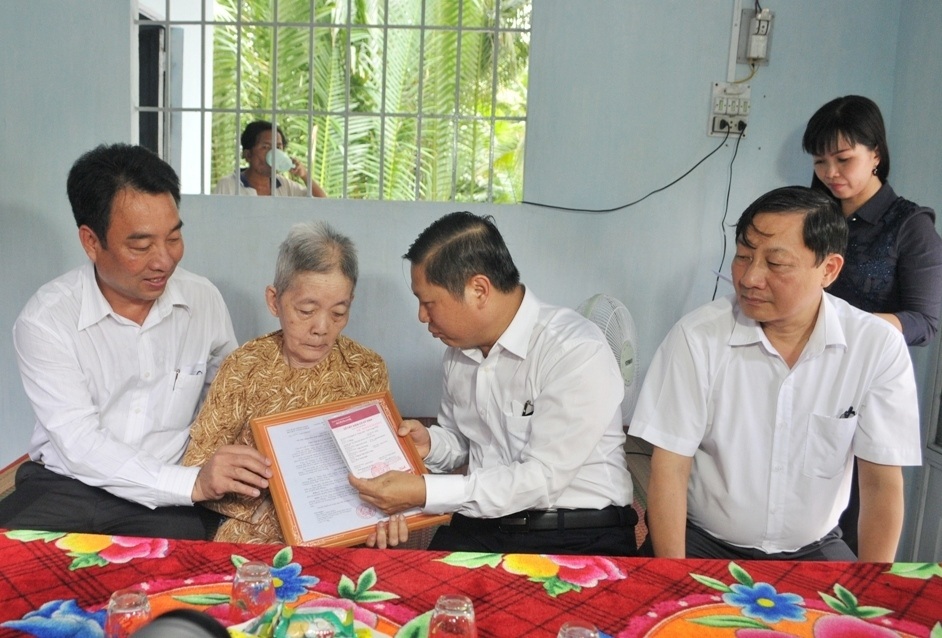 Bộ LĐ-TBXH trao nhà tình nghĩa đến gia đình chính sách ở Vĩnh Long - 4 Bộ LĐ-TBXH trao nhà tình nghĩa đến gia đình chính sách ở Vĩnh Long - 4