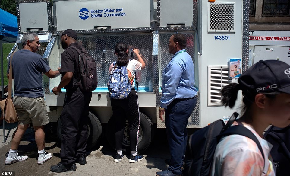 Mỹ nóng như lò lửa, cảnh sát khuyên người dân "hoãn" phạm tội