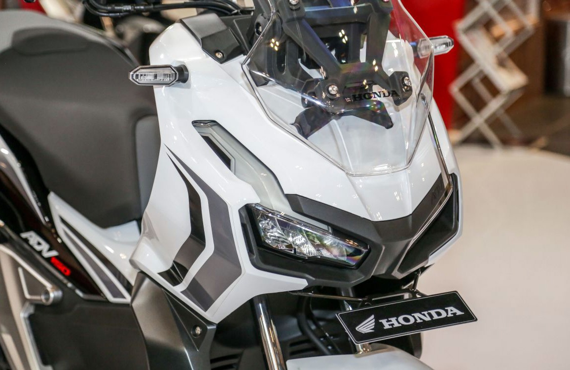 Honda ADV 150 độ độc với thân xe carbon và dàn đồ chơi đắt tiền  Xe máy