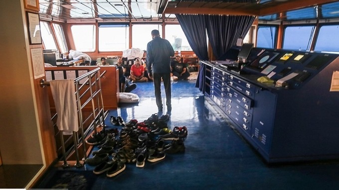 Anh điều tàu ngầm hạt nhân, thủy quân lục chiến “nắn gân” Iran