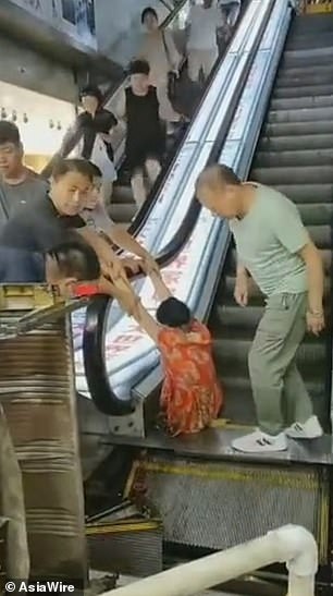 Hãi hùng cảnh người phụ nữ Trung Quốc mất chân vì kẹt vào thang cuốn