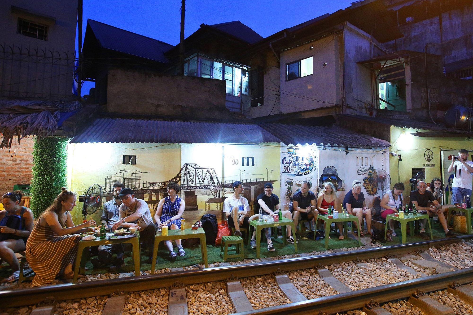 Xóm đường tàu lên đời thành điểm du lịch hấp dẫn ở Hà Nội - 12