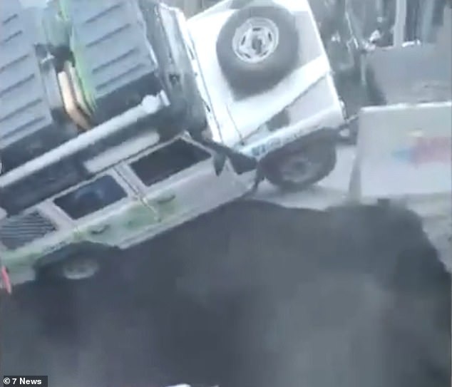 Thót tim khoảnh khắc hố tử thần “nuốt chửng” ô tô