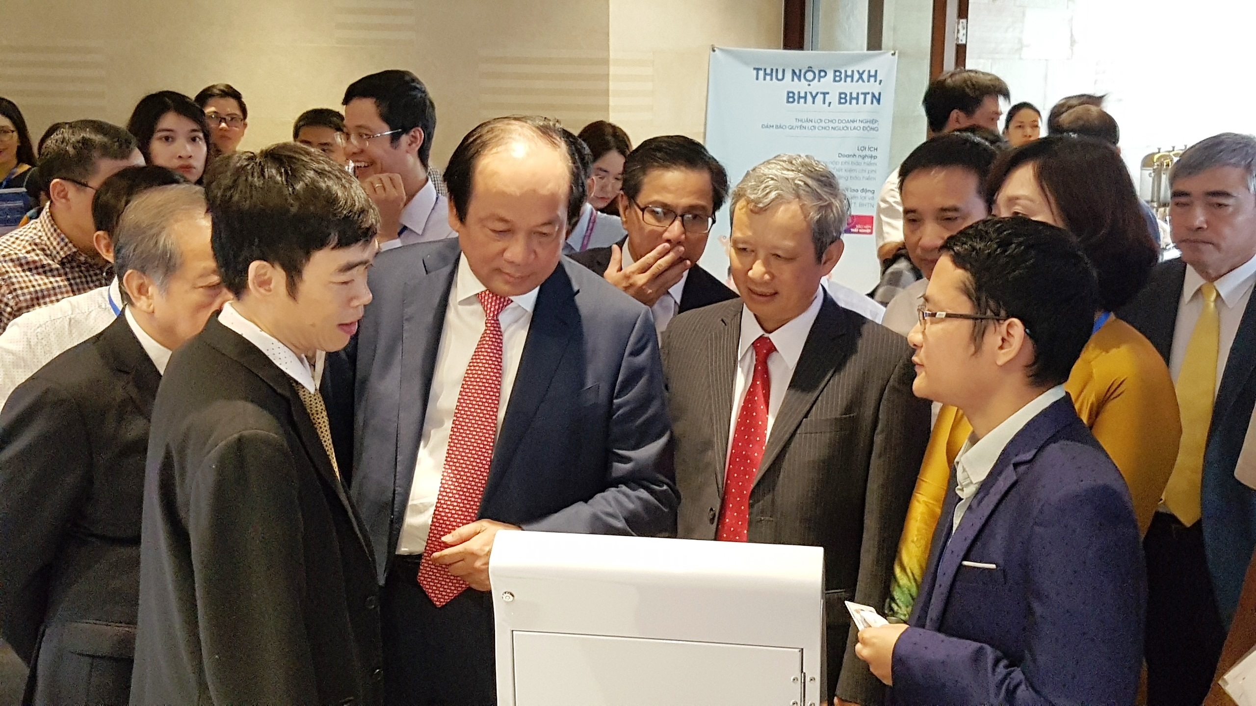 Xây dựng Chính phủ điện tử lấy người dân, doanh nghiệp làm trung tâm - 6 Xây dựng Chính phủ điện tử lấy người dân, doanh nghiệp làm trung tâm - 6