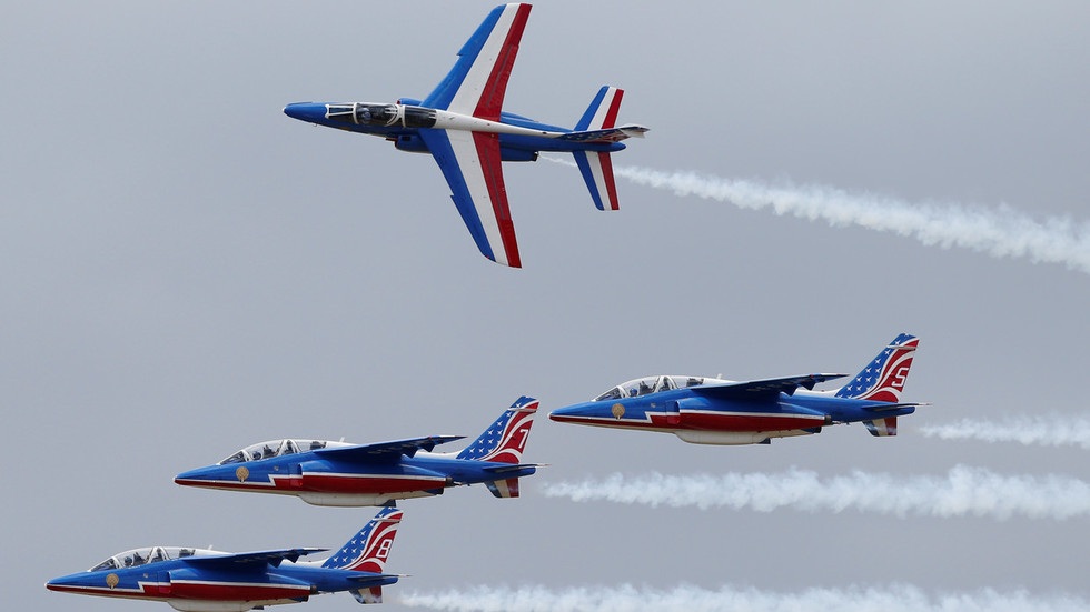 Hạ cánh bất thành, máy bay không quân Pháp lao xuống đường cao tốc