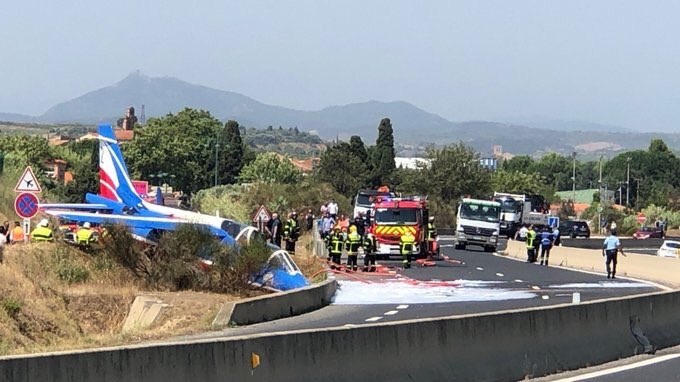 Hạ cánh bất thành, máy bay không quân Pháp lao xuống đường cao tốc