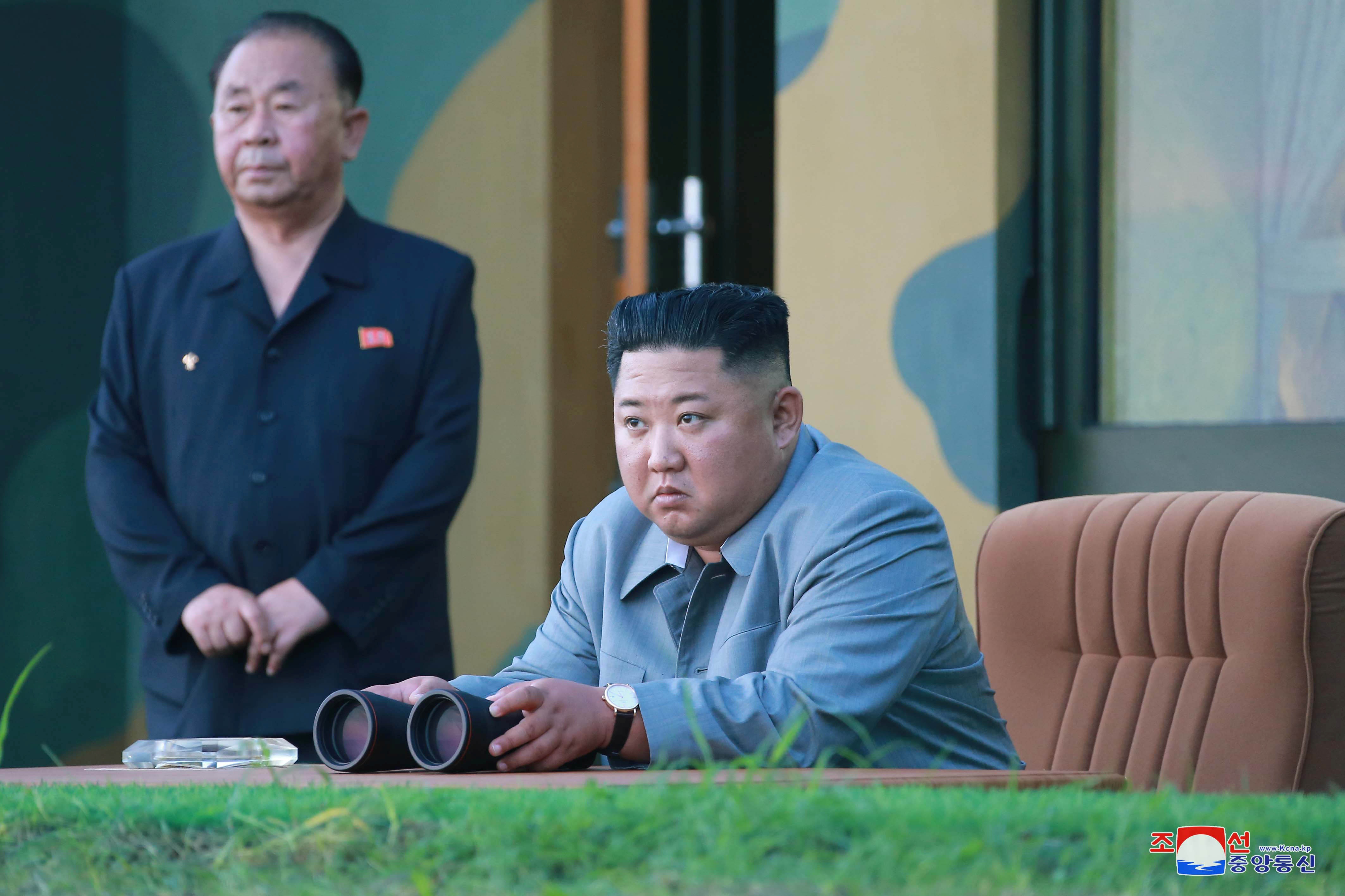 Ông Kim Jong-un tươi cười khi thị sát phóng tên lửa