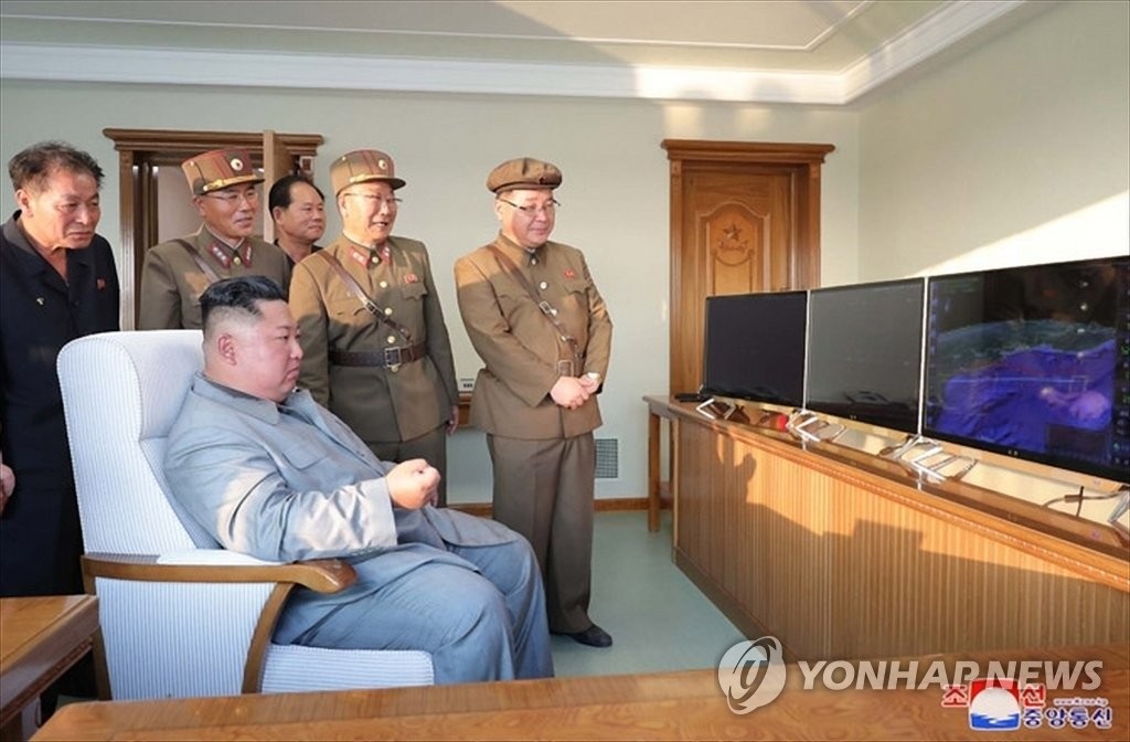 Ông Kim Jong-un tươi cười khi thị sát phóng tên lửa