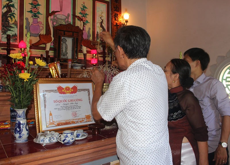 Vụ có tên trên Đài tưởng niệm nhưng không được công nhận liệt sĩ: Con trai đón nhận Bằng Tổ quốc ghi công của cha - 5 Vụ có tên trên Đài tưởng niệm nhưng không được công nhận liệt sĩ: Con trai đón nhận Bằng Tổ quốc ghi công của cha - 5