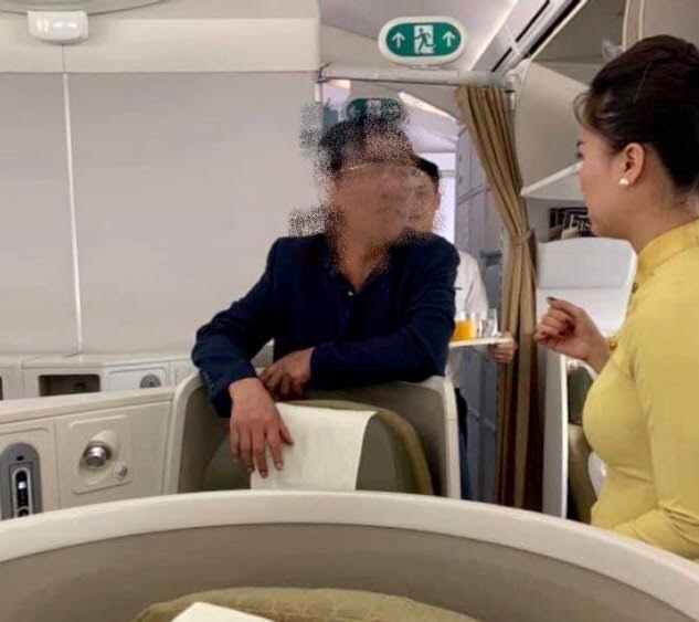 Vụ quấy rối trên máy bay: Tiếp viên trưởng cũng bị… “sờ soạng”? - 1 Vụ quấy rối trên máy bay: Tiếp viên trưởng cũng bị… “sờ soạng”? - 1