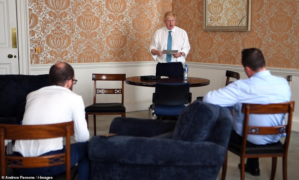 Ngày đầu làm thủ tướng của "bản sao Donald Trump" nước Anh