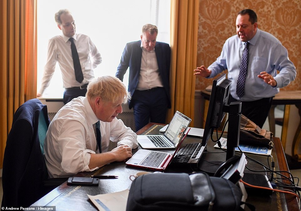 Ngày đầu làm thủ tướng của "bản sao Donald Trump" nước Anh