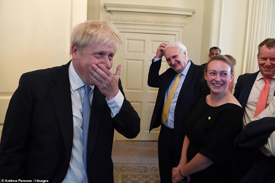 Ngày đầu làm thủ tướng của "bản sao Donald Trump" nước Anh