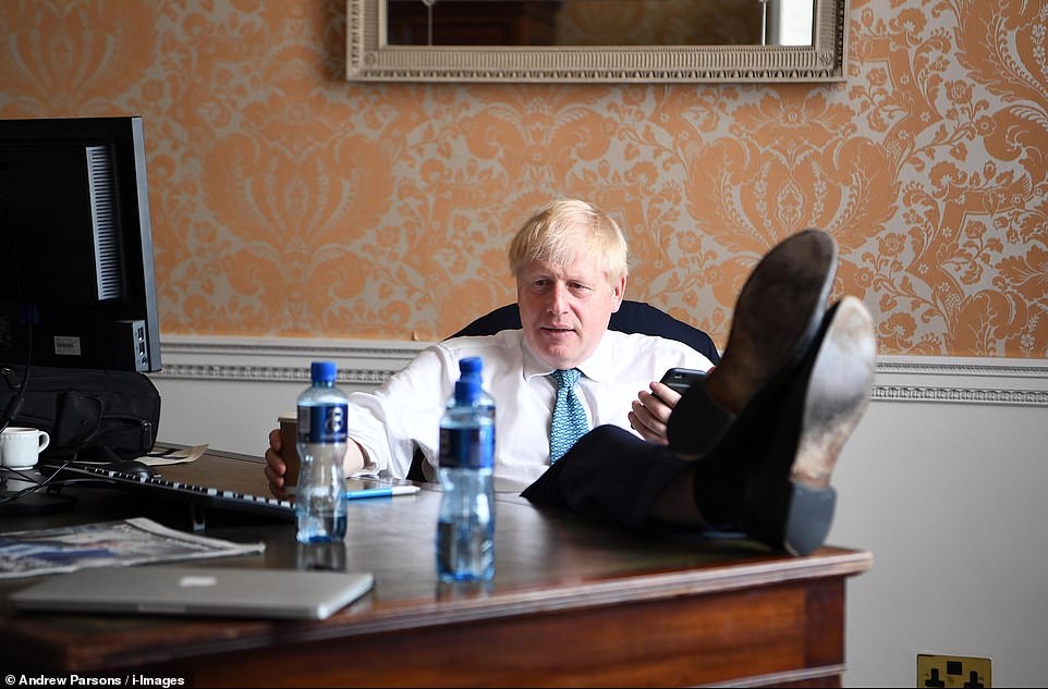 Ngày đầu làm thủ tướng của "bản sao Donald Trump" nước Anh