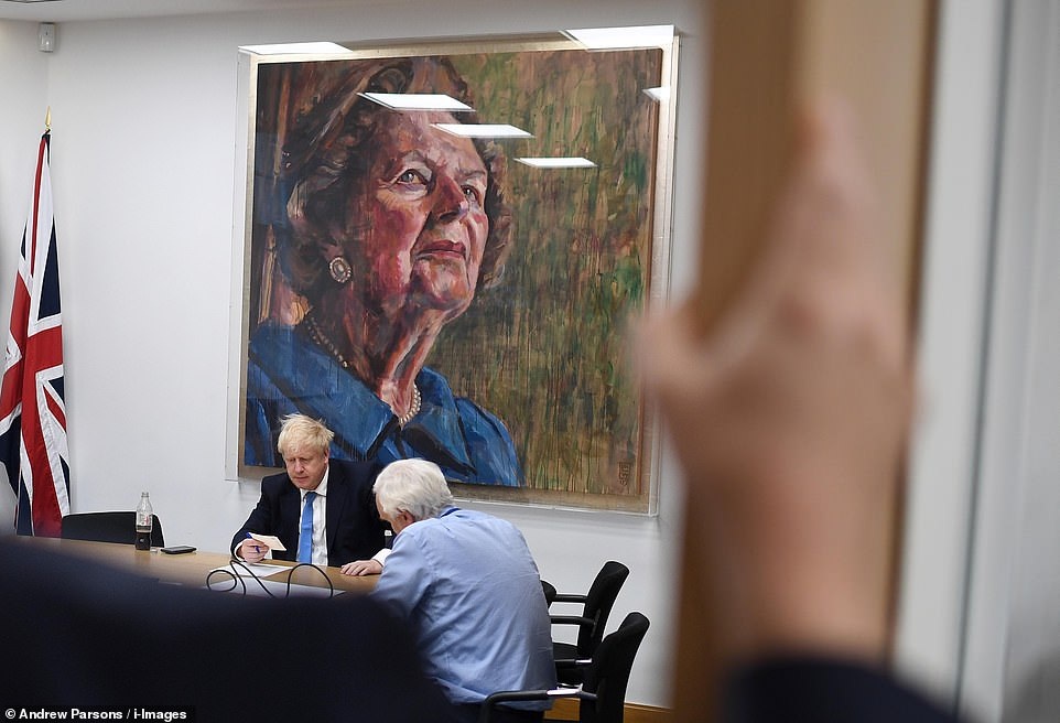 Ngày đầu làm thủ tướng của "bản sao Donald Trump" nước Anh