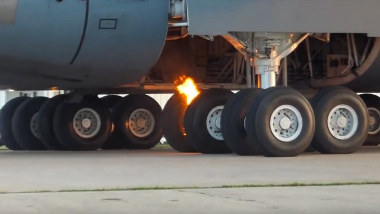 Video càng đáp “ngựa thồ” trên không của Mỹ bốc cháy khi hạ cánh