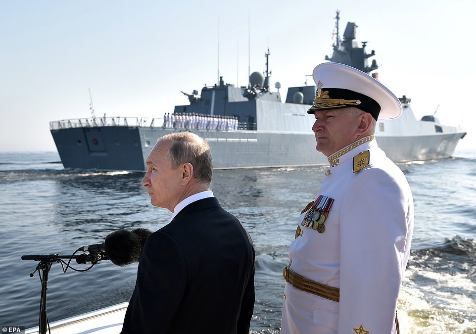 Tàu chiến, máy bay Nga rầm rộ phô diễn sức mạnh trong lễ duyệt binh