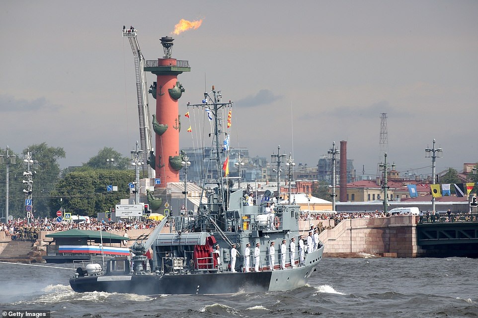 Tàu chiến, máy bay Nga rầm rộ phô diễn sức mạnh trong lễ duyệt binh