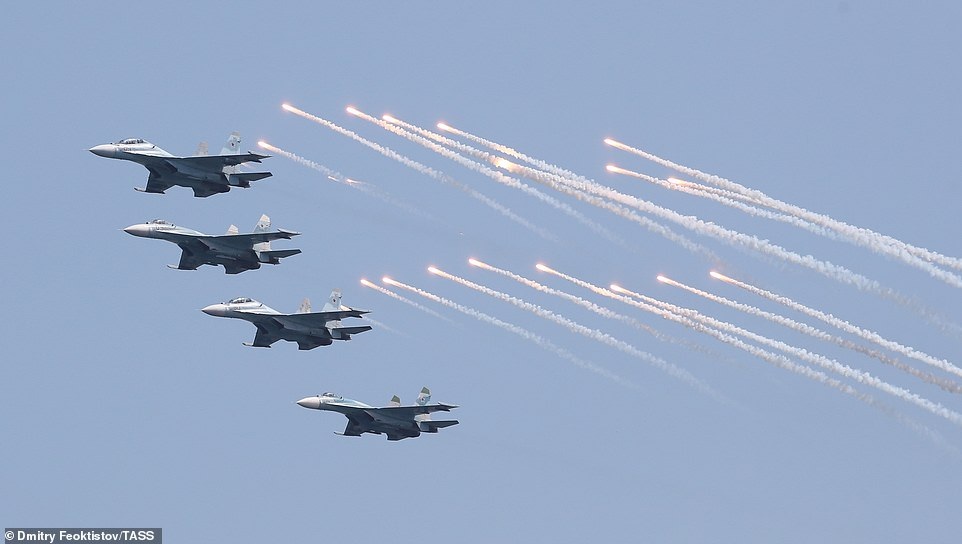 Tàu chiến, máy bay Nga rầm rộ phô diễn sức mạnh trong lễ duyệt binh